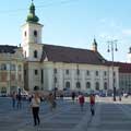 Piata Mare (Großer Ring) - Rathaus (links), katholische Garnisonskirche (rechts daneben) in Sibiu / Hermannstadt