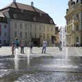 das Blaue Stadthaus (links), Brukenthal-Palais (in der Mitte), das Rathaus (rechts) in Sibiu / Hermannstadt